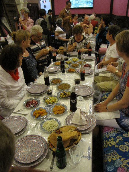 140312_restaurant nejjarine maaltijd.jpg - We krijgen heerlijke voorgerechten op tafel.